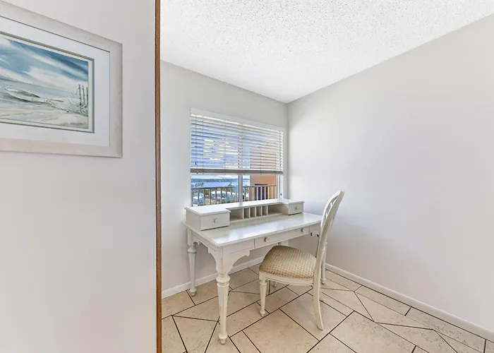 Apartment Edgewater West 102 *